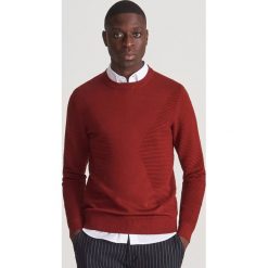 Sweter ze strukturalnej dzianiny - Bordowy. Czerwone swetry męskie Reserved, s, bez wzorów, z dzianiny, bez kołnierzyka, bez kaptura. Za 119,99 zł.
