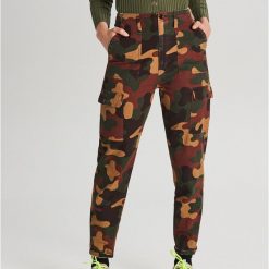 Spodnie moro z kieszeniami cargo - Khaki. Brązowe spodnie damskie Cropp. W wyprzedaży za 59,99 zł.