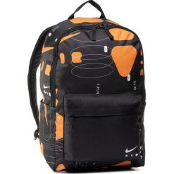 Plecak NIKE - BA6390 010 Czarny Kolorowy. Czarne torby męskie sportowe Nike, bez wzorów, z materiału, sportowe. W wyprzedaży za 119,00 zł.