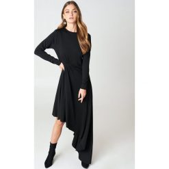 NA-KD Party Jerseyowa sukienka z długim rękawem - Black. Czarne długie sukienki marki NA-KD Party, na imprezę, z asymetrycznym kołnierzem, z długim rękawem, asymetryczne. Za 202,95 zł.