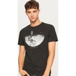 Melanżowy t-shirt z nadrukiem - Czarny. Czarne t-shirty męskie z nadrukiem Reserved, l. Za 49,99 zł.