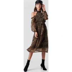 NA-KD Boho Sukienka midi z wycięciami na ramionach - Brown,Multicolor. Brązowe sukienki damskie NA-KD Boho, bez wzorów, boho, ze stójką, z długim rękawem, długie, midi. Za 181,95 zł.