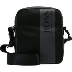 BOSS ATHLEISURE PERFORME MINI Torba na ramię black. Czarne torby męskie na ramię marki BOSS Athleisure, bez wzorów. Za 629,00 zł.