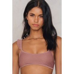 Stroje dwuczęściowe damskie: NA-KD Swimwear Góra bikini z falbanką – Pink