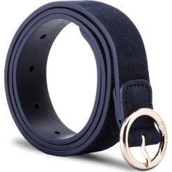 Pasek Damski TOMMY HILFIGER - Round Buckle Suede B AW0AW05579 75 413. Niebieskie paski damskie TOMMY HILFIGER, w paski, z nubiku. Za 179,00 zł.