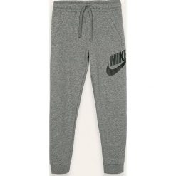 Nike Kids - Spodnie dziecięce 128-170 cm. Szare dresy chłopięce Nike Kids, z nadrukiem, z bawełny. W wyprzedaży za 129,90 zł.