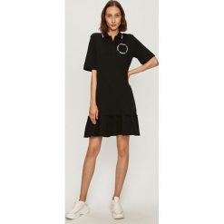 Love Moschino - Sukienka. Czarne sukienki damskie Love Moschino, na co dzień, bez wzorów, z elastanu, casualowe, bez kołnierzyka, z krótkim rękawem, krótkie, mini, proste. Za 779,90 zł.