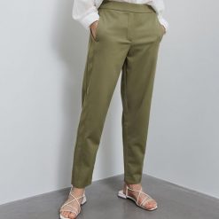 Spodnie z prostymi nogawkami - Khaki. Brązowe spodnie damskie Reserved. W wyprzedaży za 39,99 zł.