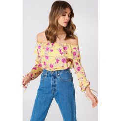 Bluzki damskie: Andrea Hedenstedt x NA-KD Bluzka z odkrytymi ramionami – Multicolor,Yellow