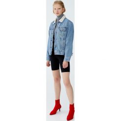 Kurtka jeansowa ze sztucznym barankiem. Szare kurtki damskie marki Pull&Bear, bez wzorów, z jeansu, bez kaptura. Za 139,00 zł.