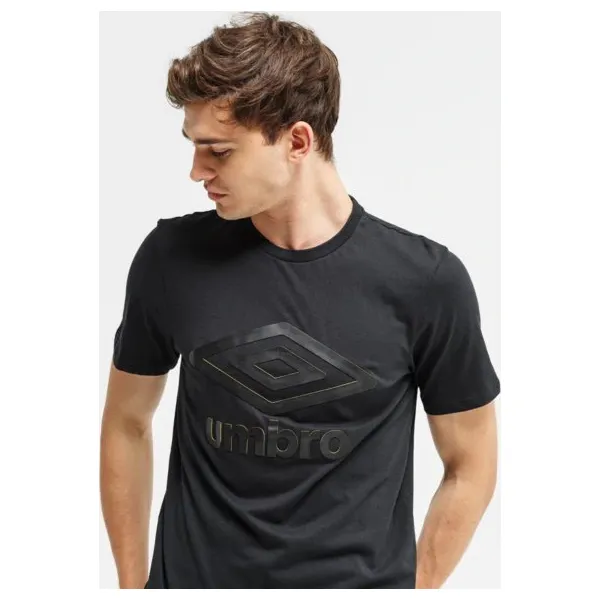 Umbro Koszulka Ss Opulent Reveal Logo Graphic , czarny, rozmiar M. Czarne koszulki męskie Umbro, m, z aplikacjami, z bawełny, bez kołnierzyka, bez rękawów. W wyprzedaży za 47,99 zł.