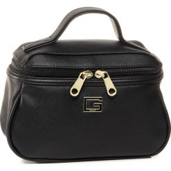 Kosmetyczka GUESS - Nohea Accessories PWNOHE P0361 BLA. Czarne kosmetyczki męskie Guess, z aplikacjami, ze skóry ekologicznej. Za 259,00 zł.