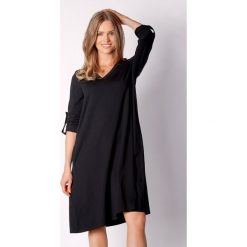Sukienka w kolorze czarnym. Czarne sukienki damskie Moda na kolor, xs, bez wzorów, bez kołnierzyka, bez rękawów, midi. W wyprzedaży za 169,95 zł.