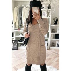 Sukienka DIGOLA BEIGE. Brązowe sukienki damskie Sukienka DIGOLA BEIGE, uniwersalny, bez wzorów, bez kołnierzyka, z krótkim rękawem, krótkie, mini. W wyprzedaży za 59,00 zł.