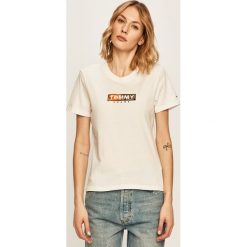Tommy Jeans - T-shirt. Białe bluzki damskie Tommy Jeans, s, z aplikacjami, z bawełny, z okrągłym kołnierzem. W wyprzedaży za 119,90 zł.
