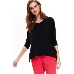 Luźny sweter damski z dekoltem w serek. Czarne swetry damskie Top Secret, bez wzorów, z dzianiny, bez rękawów, bez kaptura. W wyprzedaży za 29,99 zł.
