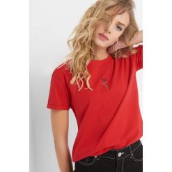 T-shirt z kwiatowym haftem. Czerwone t-shirty damskie Orsay, s, z haftami, z bawełny, z klasycznym kołnierzykiem. Za 29,99 zł.