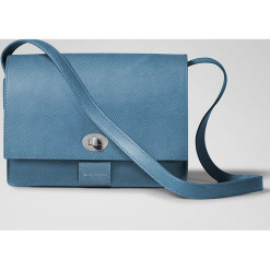 Skórzana torebka w kolorze niebieskim - 20 x 22 x 8 cm. Niebieskie torebki klasyczne damskie Marc O'Polo, w paski, z materiału. W wyprzedaży za 318,95 zł.