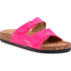 Klapki LEE COOPER - LCWL-20-35-031 Fusia. Różowe klapki damskie Lee Cooper, bez wzorów, ze skóry ekologicznej, bez obcasa. Za 69,00 zł.