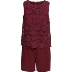 Krótki kombinezon z koronką bonprix czerwony klonowy. Czerwone kombinezony damskie bonprix, w koronkowe wzory, z koronki, eleganckie, z okrągłym kołnierzem, z krótkim rękawem, krótkie. Za 79,99 zł.