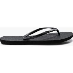 Roxy - Japonki. Czarne klapki damskie Roxy, bez wzorów, z materiału, bez obcasa, na obcasie. Za 59,90 zł.