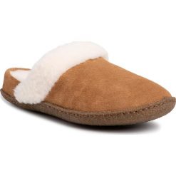 Kapcie SOREL - Nakiska Slide II NL3655 Camel Brown/Natural 224. Pomarańczowe klapki damskie Sorel, bez wzorów, ze skóry, bez obcasa. W wyprzedaży za 179,00 zł.