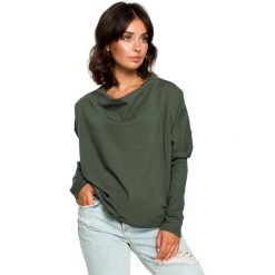 Bluza z dekoltem z tyłu - militarno zielona. Zielone bluzy damskie BE, s, bez wzorów, z elastanu, z długim rękawem, długie, bez kaptura. Za 149,00 zł.