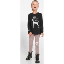 Coccodrillo - Longsleeve dziecięcy 92-122 cm. Czarne bluzki dziewczęce COCCODRILLO, z nadrukiem, z dzianiny, z okrągłym kołnierzem, z długim rękawem, długie, bez kaptura. Za 45,90 zł.