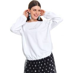 Bluza nierozpinana damska z nadrukiem. Białe bluzy damskie Top Secret, na lato, z nadrukiem, z gumy, bez rękawów, bez kaptura. W wyprzedaży za 59,99 zł.