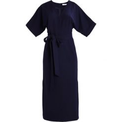 IVY & OAK KIMONO Długa sukienka navy blue. Niebieskie sukienki damskie marki IVY & OAK, bez wzorów, z elastanu, bez kołnierzyka, z długim rękawem, długie, maxi. W wyprzedaży za 439,20 zł.