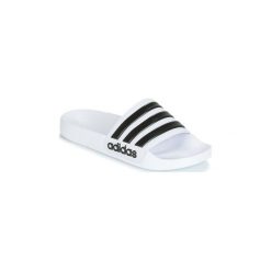 Klapki adidas ADILETTE SHOWER. Białe klapki damskie Adidas, bez wzorów, bez obcasa. Za 109,00 zł.