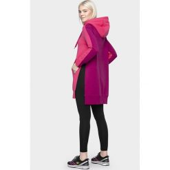 Bluza damska z rozcięciami po bokach BLD702 - różowy. Różowe bluzy damskie s, bez wzorów, z dzianiny, bez rękawów, z kapturem. Za 169,99 zł.