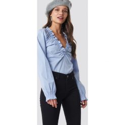 NA-KD Classic Top z marszczonym dekoltem - Blue. Niebieskie topy damskie NA-KD Classic, bez wzorów, z falbankami. Za 121,95 zł.