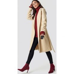 Dilara x NA-KD Klasyczny płaszcz z paskiem - Beige. Brązowe płaszcze damskie Dilara x NA-KD, w paski, klasyczne. Za 445,95 zł.