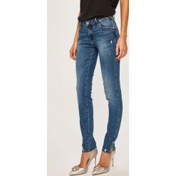 Guess Jeans - Jeansy. Niebieskie jeansy damskie . W wyprzedaży za 279,90 zł.