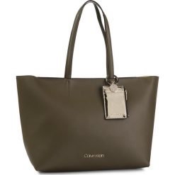 Torebka CALVIN KLEIN - Ck Must Psp20 Med Shopper K60K606014 LBB. Zielone torby damskie na zakupy Calvin Klein, bez wzorów, ze skóry ekologicznej, klasyczne, na ramię, bez dodatków. W wyprzedaży za 489,00 zł.