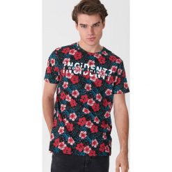 T-shirt z tropikalnym printem - Czerwony. Czerwone t-shirty męskie House, s, bez wzorów, bez kołnierzyka. Za 49,99 zł.