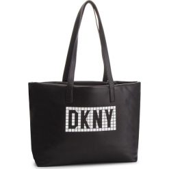 Torebka DKNY - Tilly-E/W Tote-Tile R83AQ702 Blk/Wht BLW. Czarne torebki klasyczne damskie DKNY, bez wzorów, ze skóry ekologicznej, klasyczne, bez dodatków. W wyprzedaży za 489,00 zł.