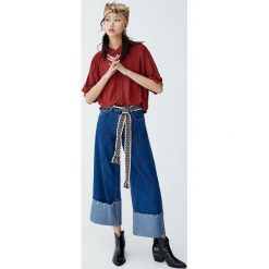 Koszula z gumką na plecach. Czerwone koszule damskie Pull&Bear, bez wzorów, z dekoltem na plecach, z krótkim rękawem. Za 79,90 zł.
