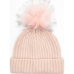 Czapka z futrzanym pomponem - Różowy. Czerwone czapki damskie Cropp, z futra. Za 39,99 zł.