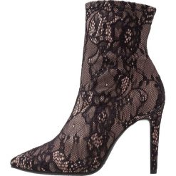 Jessica Simpson LIVIENNE Botki na obcasie black/nude. Czarne botki damskie na obcasie marki Jessica Simpson, z materiału. Za 509,00 zł.