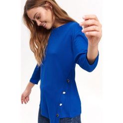 BLUZKA DAMSKA W ENERGETYCZNYM KOLORZE ZDOBIONA ZŁOTYMI GUZIKAMI. Niebieskie bluzki damskie marki Top Secret, z aplikacjami, z dzianiny, klasyczne, z okrągłym kołnierzem, z długim rękawem. Za 69,99 zł.
