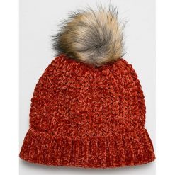 Vero Moda - Czapka. Czerwone czapki damskie marki Vero Moda, z poliesteru. W wyprzedaży za 27,90 zł.