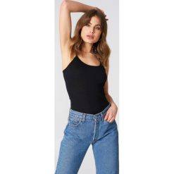 NA-KD Basic Klasyczny dopasowany top - Black. Czarne topy damskie marki NA-KD Basic, bez wzorów, z bawełny, z okrągłym kołnierzem. Za 32,00 zł.