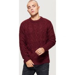 Sweter o warkoczowym splocie - Bordowy. Czerwone swetry klasyczne męskie Cropp, l, ze splotem. Za 99,99 zł.