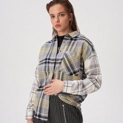 Bawełniana koszula w kratę - Wielobarwn. Koszule damskie Sinsay, s, bez wzorów, z bawełny, bez kołnierzyka, bez rękawów. W wyprzedaży za 24,99 zł.