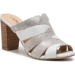 Klapki CAPRICE - 9-27205-22 White Multi 101. Szare klapki damskie Caprice, bez wzorów, ze skóry, bez obcasa. W wyprzedaży za 189,00 zł.