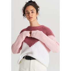 Trójkolorowy sweter w pasy - Fioletowy. Fioletowe swetry damskie Cropp, s, bez wzorów, bez rękawów, bez kaptura. Za 89,99 zł.