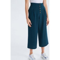 Materiałowe spodnie culotte - Khaki. Brązowe spodnie damskie Cropp, z tkaniny. W wyprzedaży za 59,99 zł.