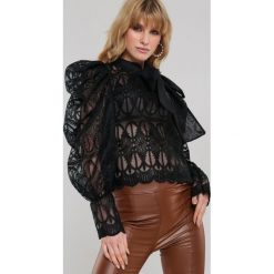 Czarna Bluzka Good For You. Czarne bluzki damskie Renee, s, w koronkowe wzory, z koronki, eleganckie, ze stójką, bez rękawów. Za 119,99 zł.